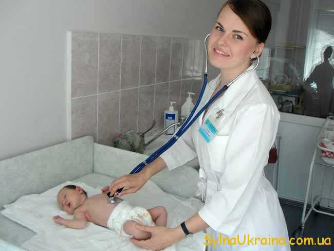 педіатр з новонародженим