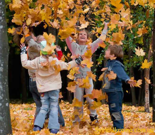 дітки і осіннє листя