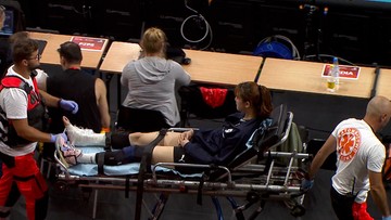  Важка травма в матчі Польща - Південна Корея.  Волейболіста підняли на носилках (ВІДЕО)
