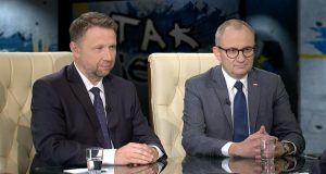 Електронний скандал. Міхал Дворчик мав проконсультуватися з президентом Конституційного трибуналу Юлією Пшиленбською щодо дій трибуналу. Коментують Błażej Poboży та Marcin Kierwiński Кервінський: Найбільшим успіхом міністра-координатора була покупка Pegasus і використання цієї зброї проти власних громадян