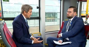 Джон Керрі в інтерв’ю Міхалу Шнайдеру. Уповноважений Джо Байдена з питань клімату сказав, зокрема, про енергетичну трансформацію та агресію проти України Фрагмент розмови Міхала Шнайдера з Джоном Керрі