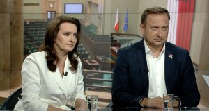 Електронний скандал. Міхал Дворчик мав проконсультуватися з президентом Конституційного трибуналу Юлією Пшиленбською щодо дій трибуналу. Коментують Марцена Окла-Древновіч і Томаш Трела Окла-Древновіч: Те, що відбувається сьогодні, схоже на те, ніби державою керує банда