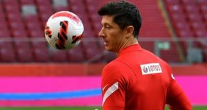 Криза в барселонському магазині. Вони не можуть продати футболки Роберта Левандовскі Криза в барселонському магазині. Вони не можуть продати футболки Роберта Левандовскі