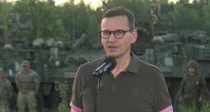 Матеуш Моравецький і Маріуш Блащак на полігоні в Ожиші. Прем’єр-міністр: армія є гарантом польського майбутнього Моравецький подякував військовим за участь у навчаннях багатонаціональної батальйонної бойової групи НАТО