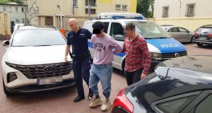 Поліція: забрала дві пляшки горілки, намагалася вийти з магазину. Боротьба з охоронцем Поліція: забрала дві пляшки горілки, намагалася вийти з магазину. Боротьба з охоронцем