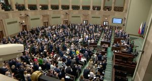 Сейм обговорював згоду на ратифікацію вступу Фінляндії та Швеції до НАТО, зал засідань був майже порожній. Коментує Ришард Терлецький Сейм погодився на ратифікацію вступу Швеції та Фінляндії до НАТО