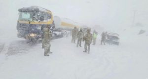 Śnieżyca заблокувала на дорозі понад 200 автомобілів Śnieżyca заблокувала на дорозі понад 200 автомобілів