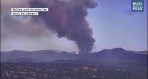 США, Каліфорнія. Пожежа біля національного парку Йосеміті. Тисячі евакуйованих та зруйновані будівлі. Уповільнене відео, яке показує пожежу в національному парку Йосеміті