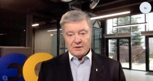 Україна. Екс-президент України Петро Порошенко на бронетехніці, придбаній його фондом для української армії Порошенко: кожен долар, виплачений Росії, потім йде на бомби та ракети, щоб вдарити по Україні