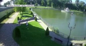 Україна. Віталій Малецький, мер Кременчука про напад на ТЦ: тут не вижила людина Напад на торговий центр Кременчука. Запис моніторингу в сусідньому парку