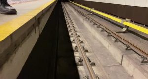 Варшава. У вихідні М1 за скороченою трасою Працівники Варшавського метрополітену дістають з колії загублені речі