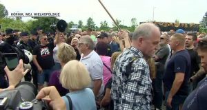 Візит президента ПіС у Корнік. Ярослав Качинський покидає засідання, але його не видно. Поліцейськими кіньми Акція протесту під час зустрічі президента ПіС Ярослава Качинського в Корніку