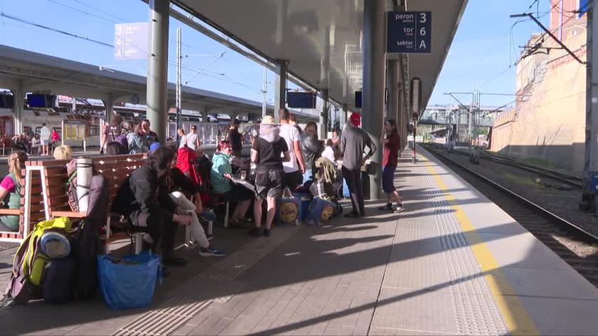 Перші відвідувачі фестивалю покидають залізничний вокзал у Щецині