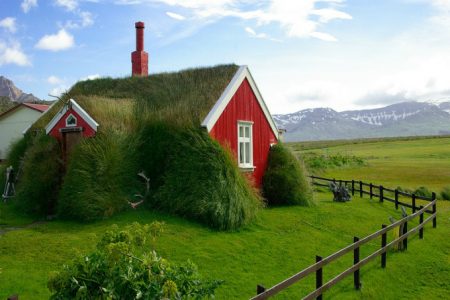 Будинки у селі Скогар на півдні Ісландії 