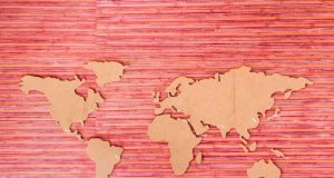 Ищете оригинальный подарок – вам подойдет деревянная карта мира!