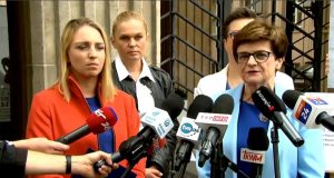 Конкурсний підручник на книгу Войцеха Рошковського отримав третю рецензію. І знову умовне Христина Шумілас про витрати міністра Чарнека на просування підручника для HiT