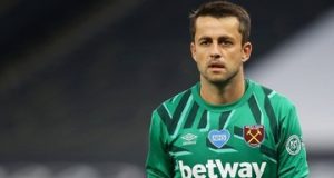 Лукаш Фабіанський вийшов з поля через травму. Він зіткнувся з Erling Haaland Лукаш Фабіанський вийшов з поля через травму. Він зіткнувся з Erling Haaland