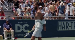 Незрозуміла поведінка тенісиста! Він порвав футболку і кинув її в суперника (ВІДЕО) Незрозуміла поведінка тенісиста! Він порвав футболку і кинув її в суперника (ВІДЕО)