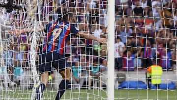  Роберт Левандовскі забив два голи на Камп Ноу.  Барселона виграла у Реала Вальядоліда
