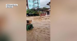 Таїланд. М’янма. Бірма. Тропічна депресія Мулан призвела до злив і повеней. «Вода прорвалася на вулиці та в домівки людей» Повені в Таїланді