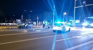 Варшава. Погоня за водієм-підлітком через Італію та Бемово. Він наїхав на велосипедиста і розбив три поліцейські машини Фінал погоні за водієм Peugeot