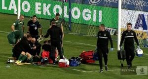 Футболіст втратив свідомість під час матчу Ліги Fortuna 1. На поле виїхала швидка (ВІДЕО) Футболіст втратив свідомість під час матчу Ліги Fortuna 1. На поле виїхала швидка (ВІДЕО)