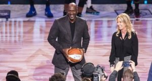 Футболку Майкла Джордана продали на аукціоні за понад 10 мільйонів доларів Футболку Майкла Джордана продали на аукціоні за понад 10 мільйонів доларів