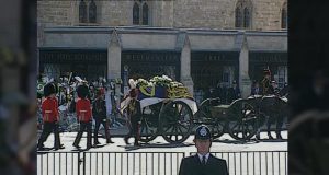 Гаррі та Вільям пройшли повз труну бабусі королеви Єлизавети, подібно до похорону їхньої матері принцеси Діани в 1997 році. Похорон принцеси Діани, вересень 1997 року