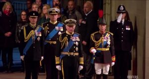 Єлизавета II мертва. Король та інші діти Єлизавети II спостерігали біля труни королеви Король Карл III, принцеса Анна, принц Ендрю та принц Едвард спостерігали за труною його матері