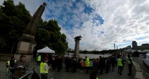 Єлизавета II мертва. Онуки королеви наглядали за її труною Уповільнене відео, яке показує довжину черги до Вестмінстер Холу