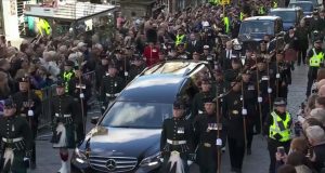 Єлизавета II мертва. Похоронні церемонії в Шотландії. Король Чарльз в Единбурзі Натовпи підданих прощалися з королевою Єлизаветою II під час процесії до Св. Джайлз