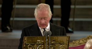 Єлизавета II мертва. Politico: На похорон королеви глав держав повезуть автобусами. Їх попросили прилетіти рейсовими літаками Карл III до британського парламенту: Стоячи перед вами тут і зараз, я відчуваю важливість історії