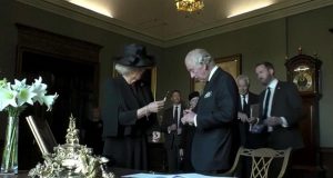 Король Карл III отримав перо в Кардіффі Карл III роздратований дірявим пером