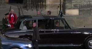 Королева Єлизавета II померла. Карл III виступив у шотландському парламенті. «З вдячністю берусь за нові обов’язки» Король Карл III перед собором Святого Джайлза в Единбурзі