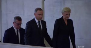 Президент Анджей Дуда запросив британського короля Карла III до Польщі Президент Анджей Дуда та перша леді Агата Корнгаузер-Дуда біля труни королеви Єлизавети II