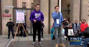 Протест проти HiT перед MEiN. Протестує молодь і політики Протест перед MEiN проти HiT