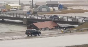 США, Аляска. Будинок відірвався від фундаменту і впав у річку. Ураганні вітри та раптові повені Будинок відірвався від фундаменту і впав у річку