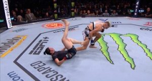 UFC 279: один із найдивніших нокаутів! Удар ногою по корпусу з положення лежачи (ВІДЕО) UFC 279: один із найдивніших нокаутів! Удар ногою по корпусу з положення лежачи (ВІДЕО)