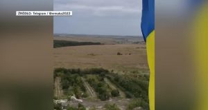 Україна. Найбільша драма Путіна. Військовий експерт запитує: чому втекли російські солдати? Український прапор у селі Тернове біля кордону з Росією