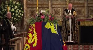 Єлизавета II спочивала в каплиці св. Георгія у Віндзорі. Відколи можна відвідати місце поховання королеви? Труну з тілом королеви Єлизавети II опустили в королівський склеп