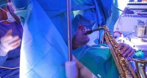 Італія Чоловік грав на саксофоні під час власної операції з видалення пухлини мозку Італія Чоловік грав на саксофоні під час власної операції з видалення пухлини мозку