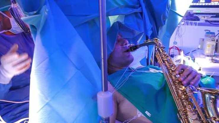 Італія  Чоловік грав на саксофоні під час власної операції з видалення пухлини мозку