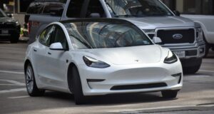Німеччина: чоловік заснув за кермом Tesla. Попереду їхала поліція Німеччина: чоловік заснув за кермом Tesla. Попереду їхала поліція