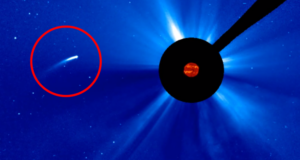 Комета розміром з Кіліманджаро мчить до Сонця. Він може походити з іншої планетарної системи Комета розміром з Кіліманджаро мчить до Сонця. Він може походити з іншої планетарної системи