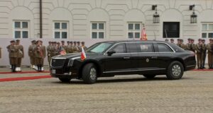 "Звір"броньований і куленепробивний лімузин президента США "Звір"броньований і куленепробивний лімузин президента США