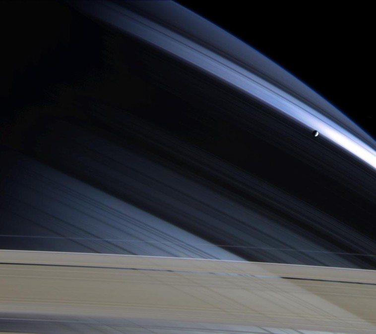 Зображення півкулі планети, прихованої в тіні кілець, зроблене космічним апаратом Cassini 27 жовтня 2004 року