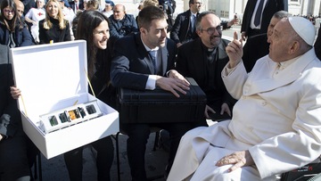 Ватикан відправляє свій перший супутник у космос.  Спеціальне повідомлення на борту
