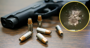 Незвичайний експеримент. Вони зіткнулися в повітрі з двома м’ячами Незвичайний експеримент. Вони зіткнулися в повітрі з двома м'ячами