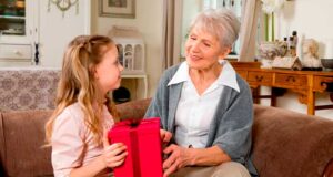 Чим порадувати близьких людей: 7 крутих ідей для тих, хто любить робити подарунки