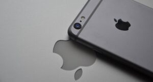 Apple робить усе можливе, щоб добитися свого. Чи стягуватиметься додаткова плата за програми з-за меж App Store? Apple робить усе можливе, щоб добитися свого. Чи стягуватиметься додаткова плата за програми з-за меж App Store?